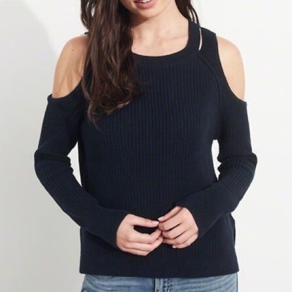 👽🖤Black Cold-Shoulder Sweater